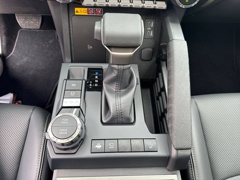 Used 2025 Toyota Tacoma Limited AWD/4WD image 36