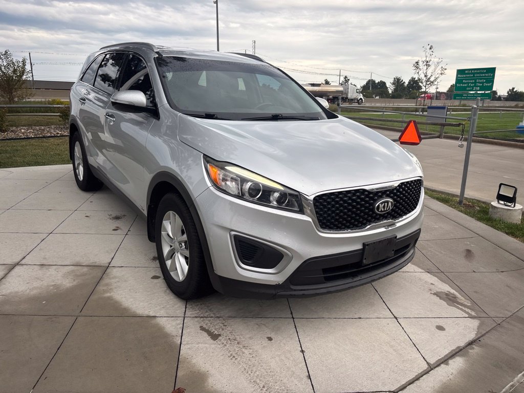Used 2017 Kia Sorento AWD w/ LX Convenience Package image 2