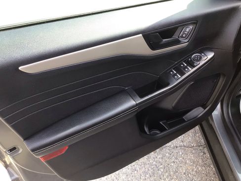 Used 2022 Ford Escape SE w/ SE Sport Appearance Package image 10