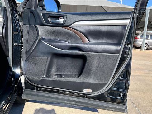 Used 2018 Toyota Highlander XLE image 24