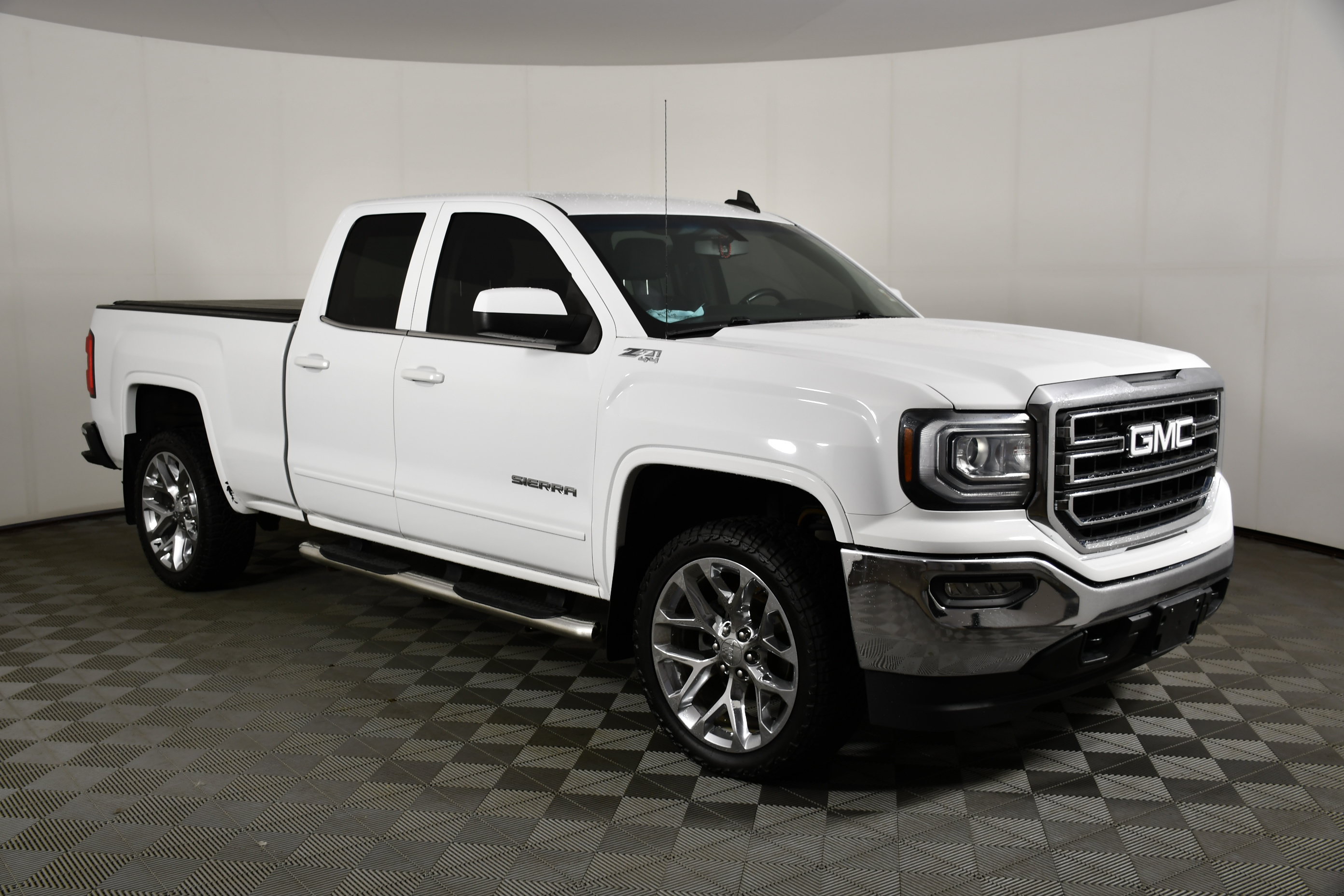 Used 2018 GMC Sierra 1500 SLE w/ SLE Value Package AWD/4WD image 4
