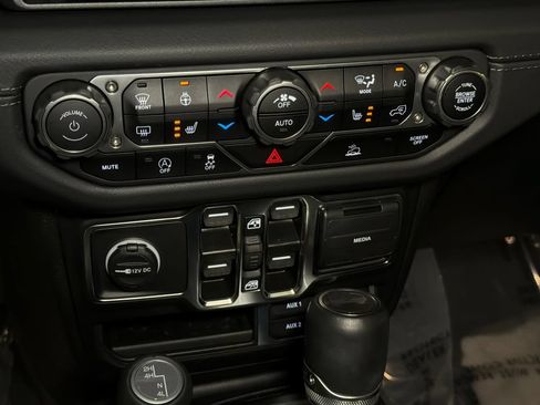 Used 2024 Jeep Wrangler Unlimited Sahara AWD/4WD image 26