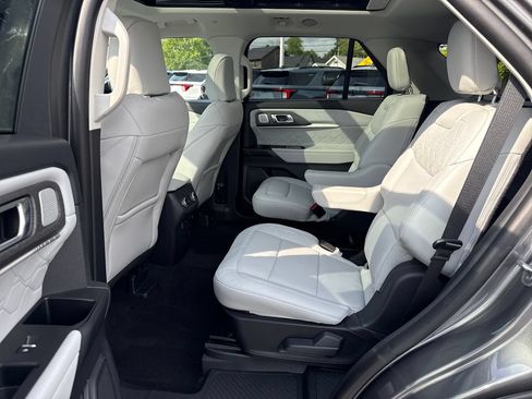 Used 2025 Ford Explorer Platinum w/ LUX Leather Package AWD/4WD image 18