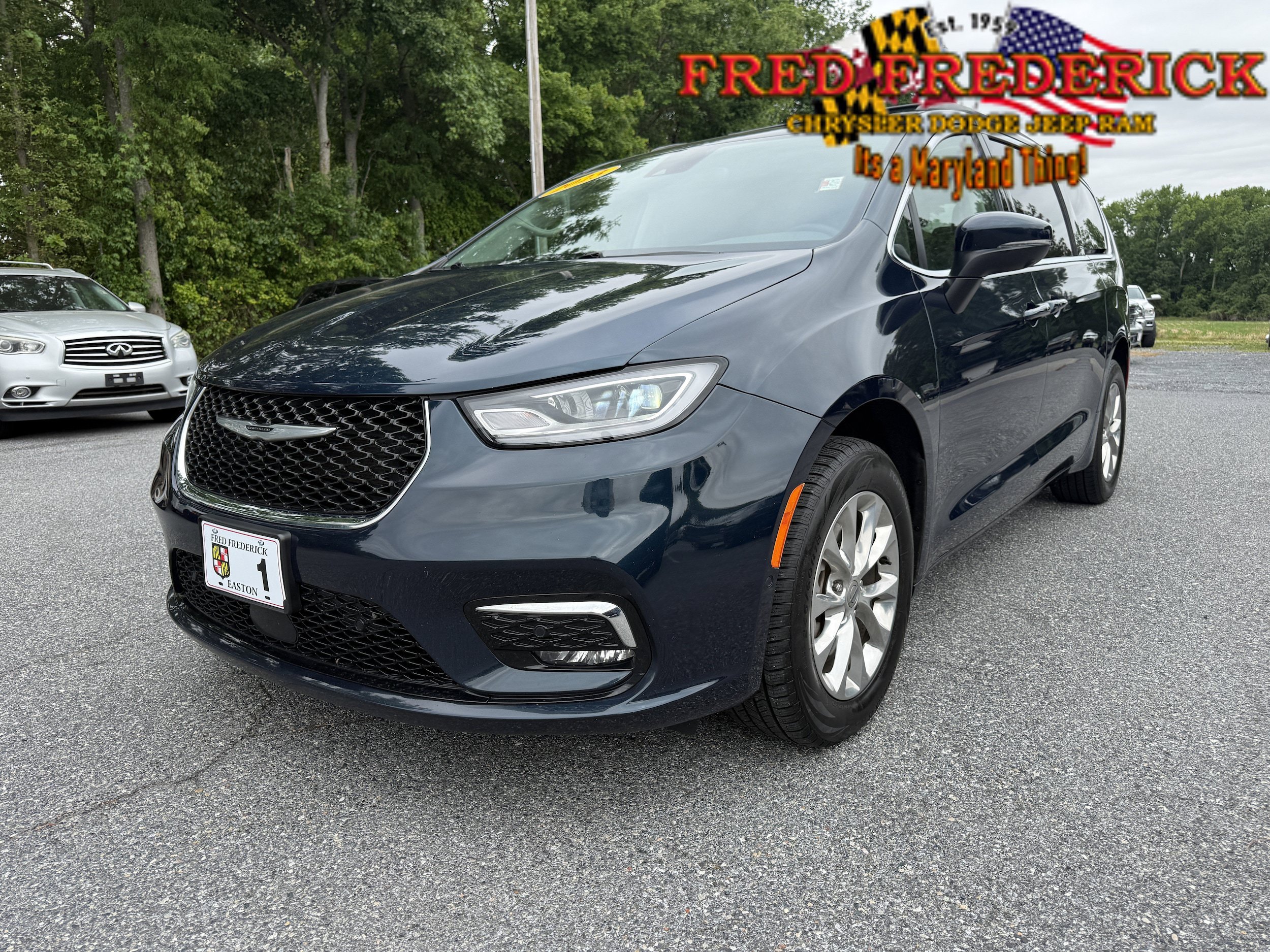 Used 2023 Chrysler Pacifica Touring-L AWD/4WD image 3