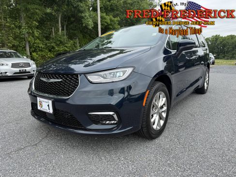 Used 2023 Chrysler Pacifica Touring-L AWD/4WD image 3