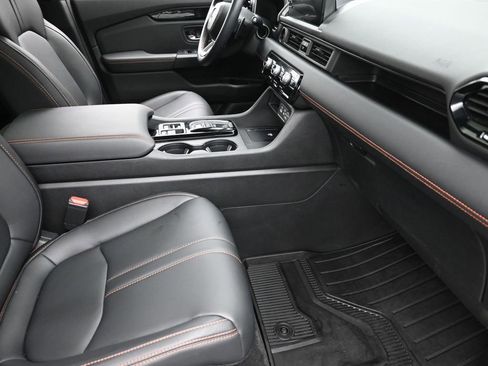 Used 2025 Honda Pilot TrailSport image 7