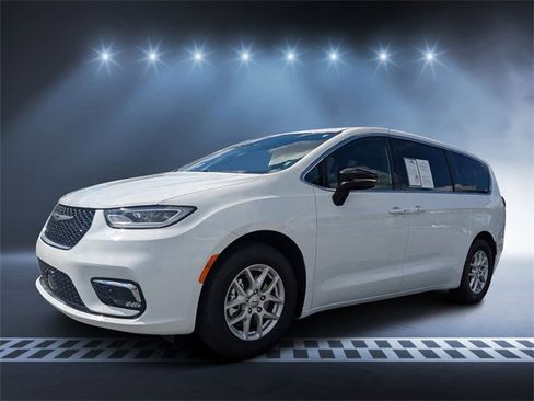 Used 2025 Chrysler Pacifica Select image 7