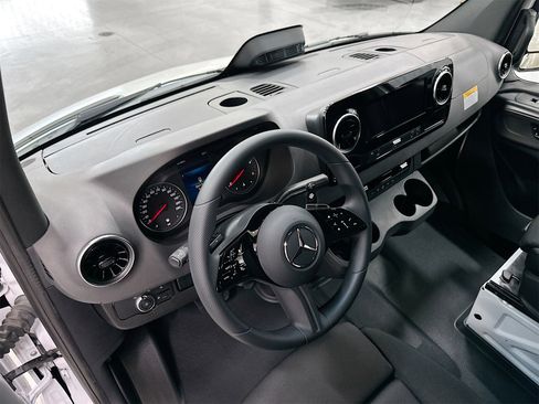 Used 2025 Mercedes-Benz Sprinter 2500 image 8