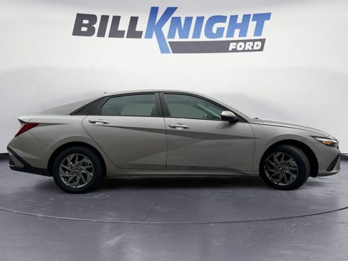 Used 2024 Hyundai Elantra SEL FWD image 6