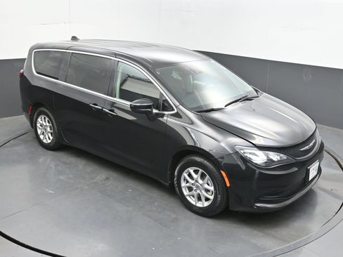 Used 2023 Chrysler Voyager LX FWD image 29