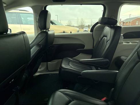 Used 2024 Chrysler Pacifica Touring-L image 10