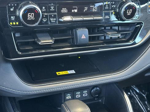 Used 2023 Toyota Highlander Limited AWD/4WD image 19
