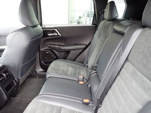 Used 2025 Mitsubishi Outlander SE image 17