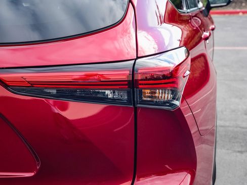 Used 2023 Toyota Highlander Platinum image 8