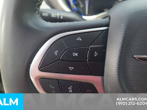 Used 2023 Chrysler Pacifica Touring-L FWD image 12