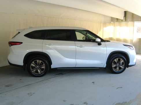 Used 2023 Toyota Highlander Bronze Edition image 6