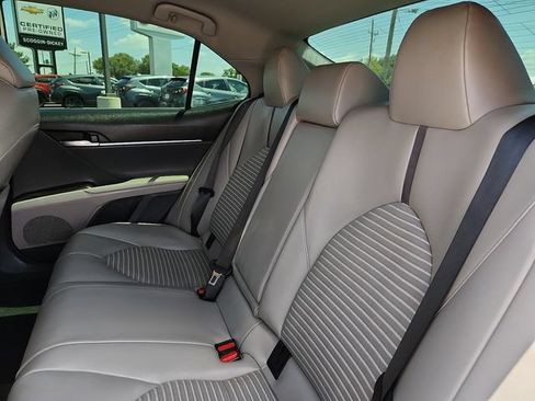 Used 2022 Toyota Camry SE FWD image 11