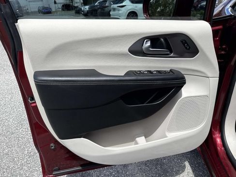 Used 2022 Chrysler Pacifica Touring-L w/ Uconnect Theater Family Group AWD/4WD image 23