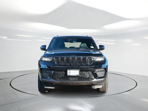 New 2025 Jeep Grand Cherokee Altitude image 4
