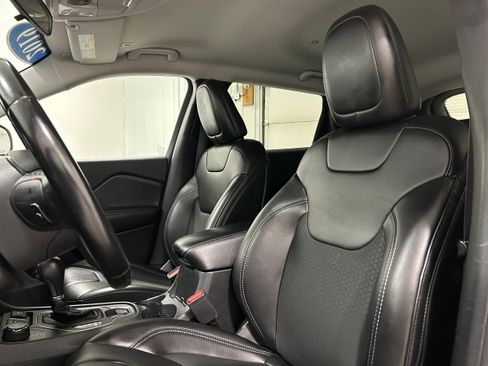 Used 2019 Jeep Cherokee Latitude Plus AWD/4WD image 28
