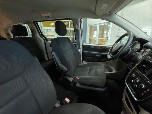 Used 2020 Dodge Grand Caravan SE FWD image 26