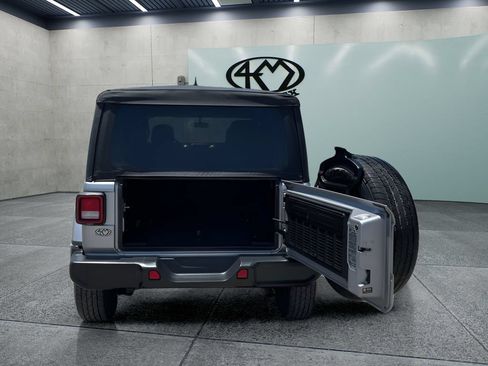 Used 2021 Jeep Wrangler Unlimited Sahara AWD/4WD image 4