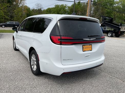 Used 2024 Chrysler Pacifica Touring-L FWD image 5