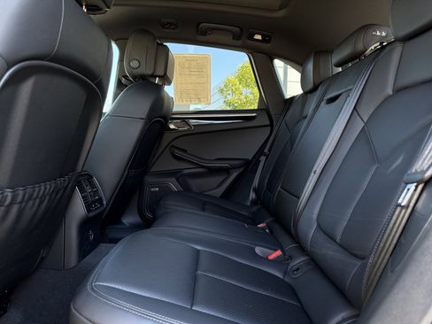 Used 2025 Porsche Macan image 30