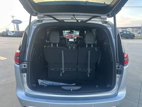 New 2026 Chrysler Pacifica Select image 10