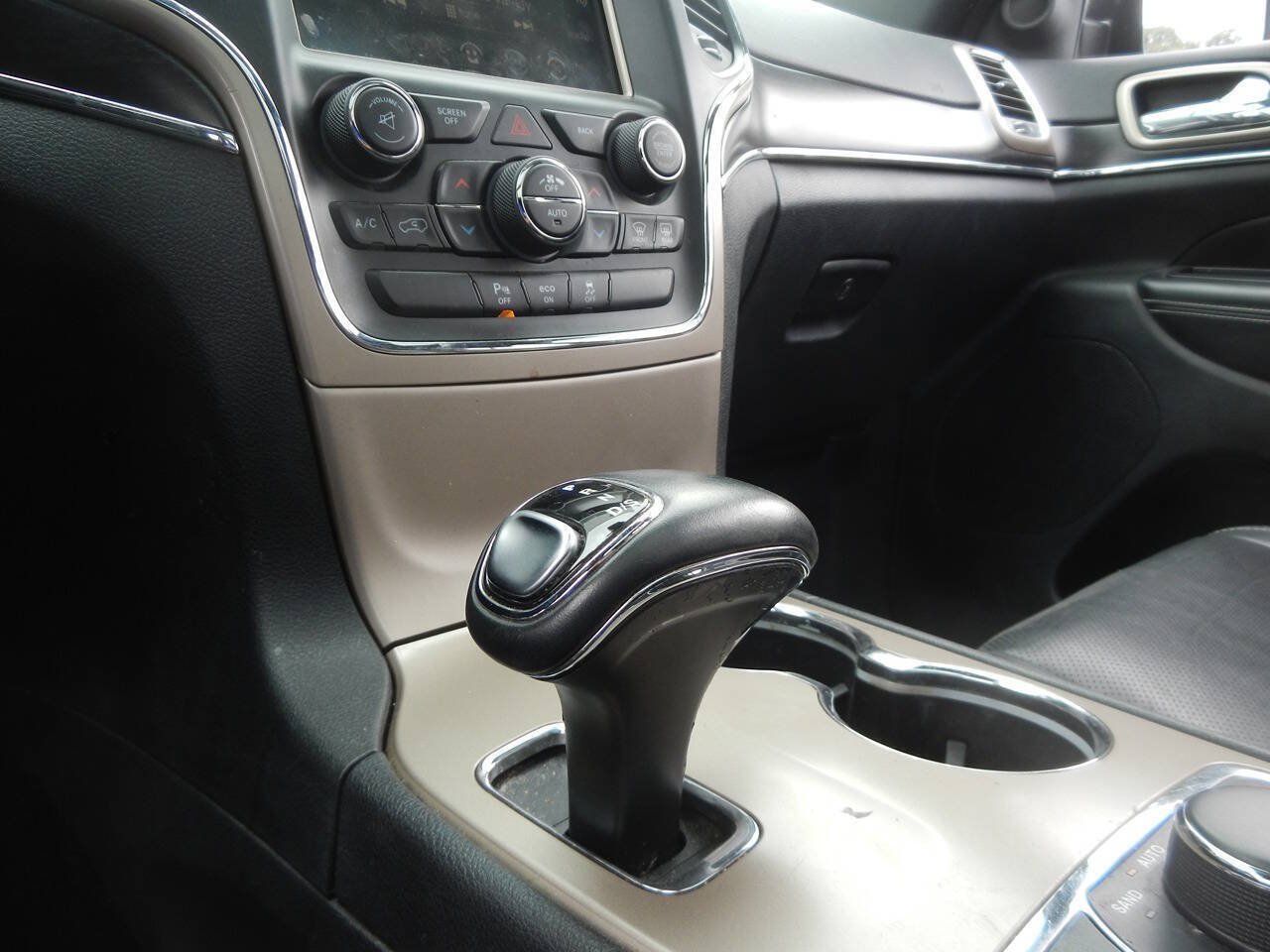 Used 2015 Jeep Grand Cherokee Limited w/ Luxury Group II AWD/4WD image 42
