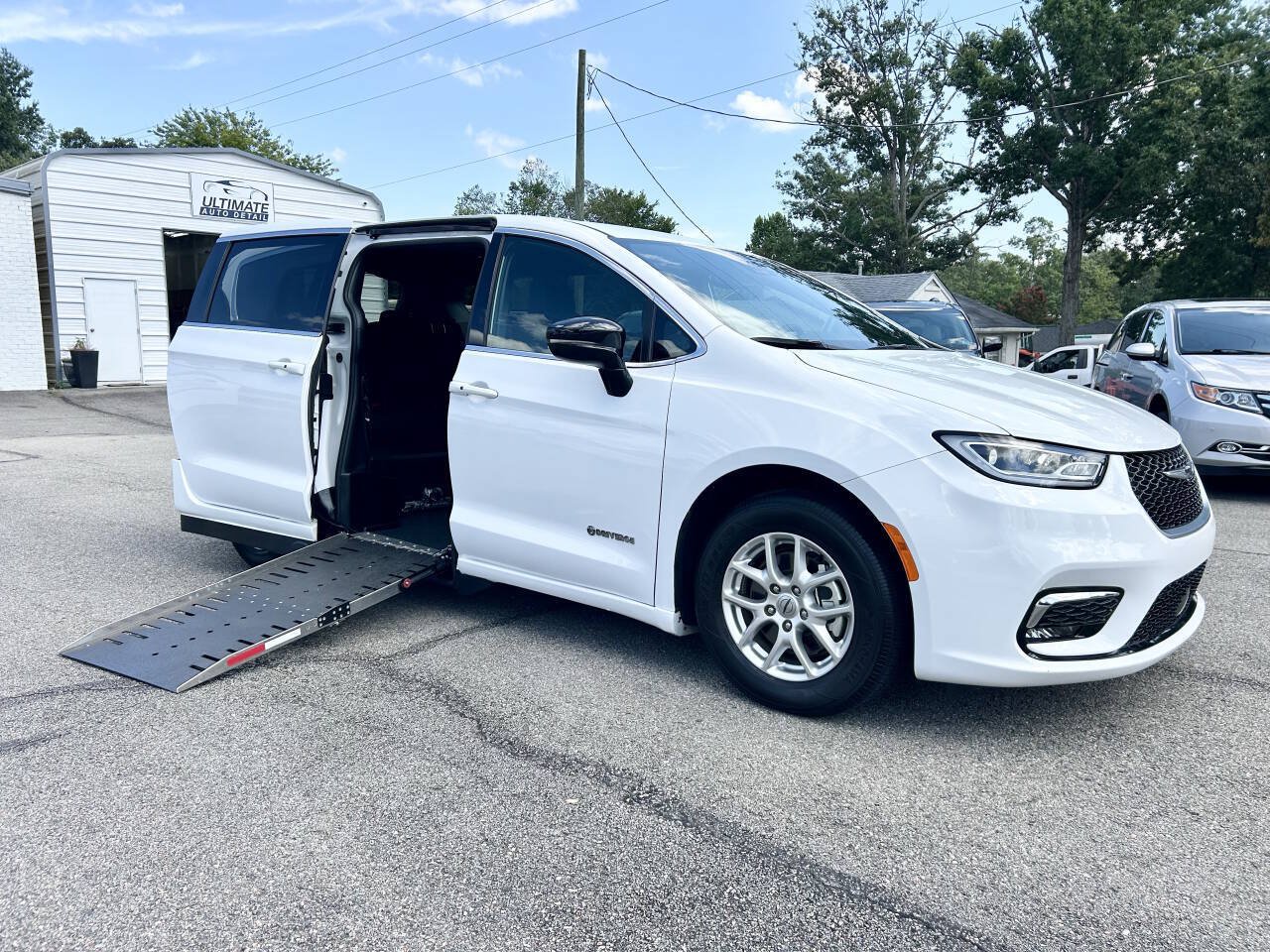Used 2024 Chrysler Pacifica Touring FWD image 1