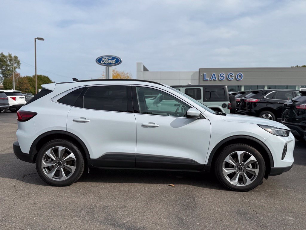 Certified 2025 Ford Escape Platinum AWD/4WD image 32