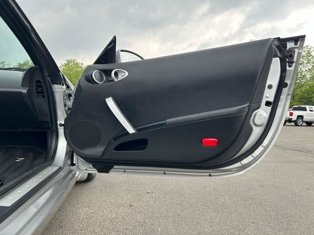 Used 2005 Nissan 350Z Touring RWD image 32