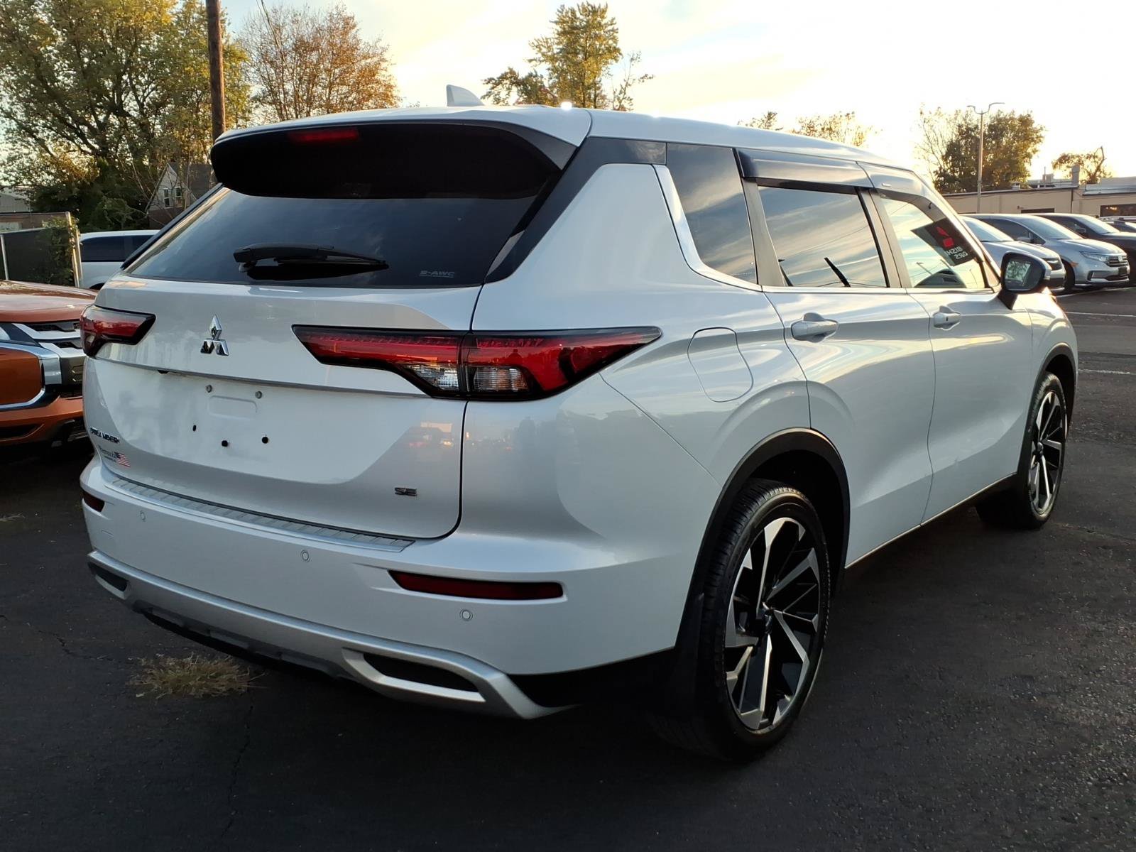 Used 2023 Mitsubishi Outlander SE AWD/4WD image 2