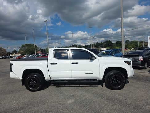 Certified 2025 Toyota Tacoma SR5 AWD/4WD image 3