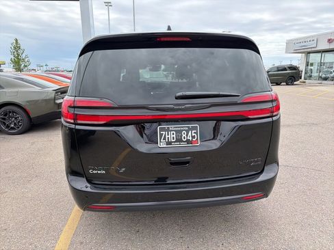 Used 2025 Chrysler Pacifica Limited AWD/4WD image 5