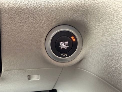 Used 2018 Chrysler Pacifica Touring-L image 17