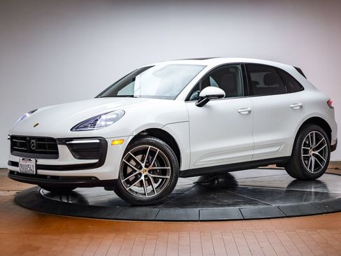Certified 2026 Porsche Macan AWD/4WD image 1