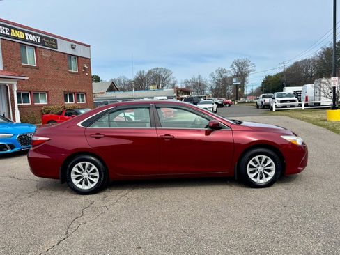 Used 2017 Toyota Camry LE image 4