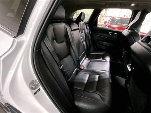 Used 2022 Volvo XC60 B5 Momentum w/ Climate Package image 19