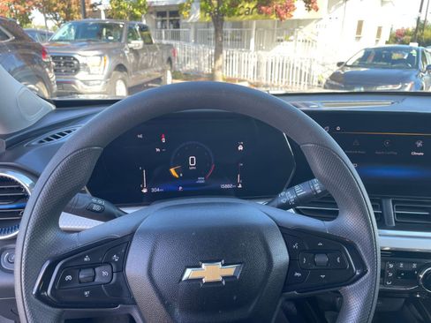 Used 2025 Chevrolet Trax LT image 27