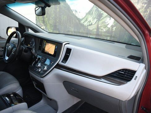 Used 2017 Toyota Sienna XLE Premium FWD image 25