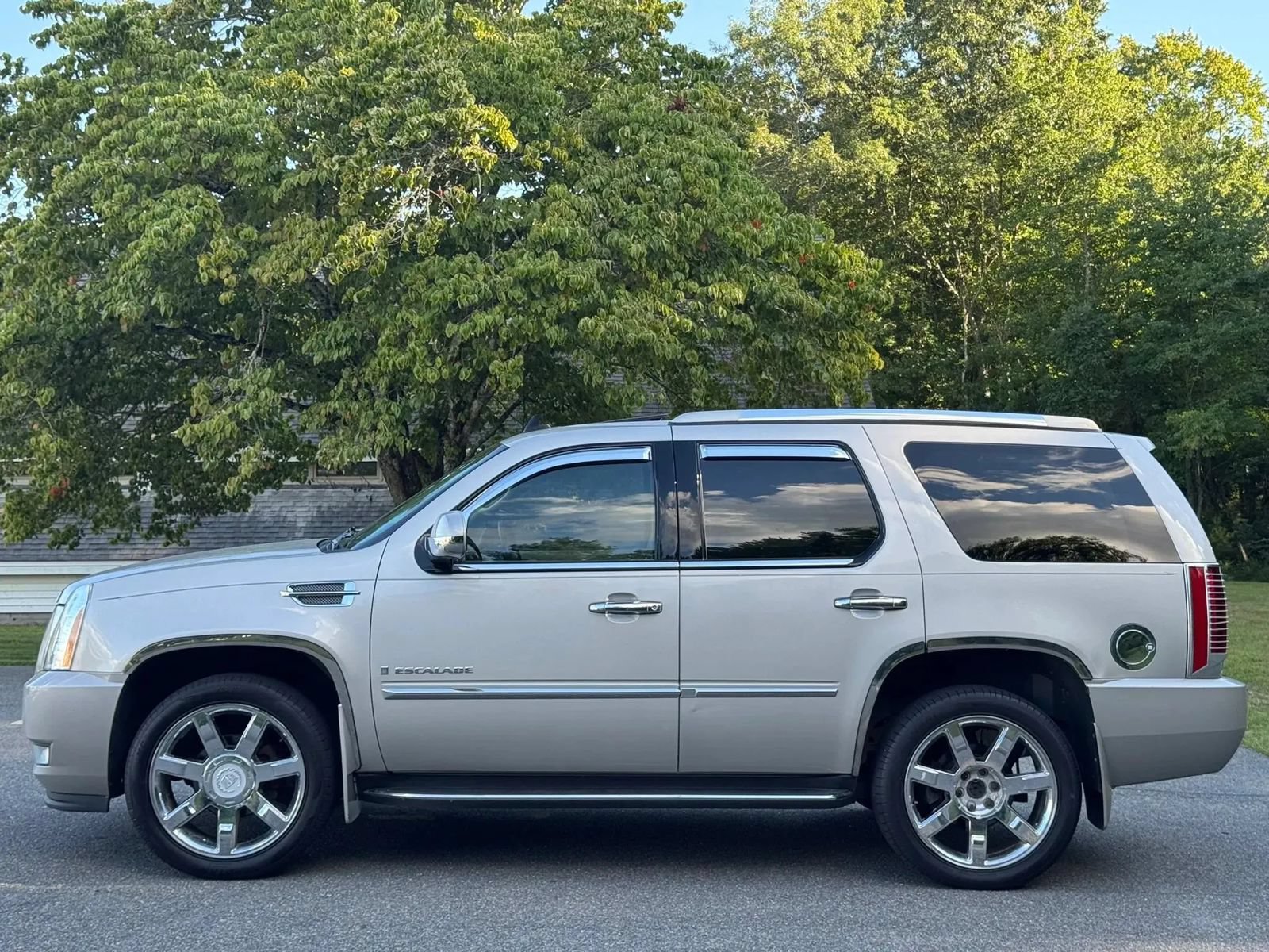 Used 2008 Cadillac Escalade AWD image 4
