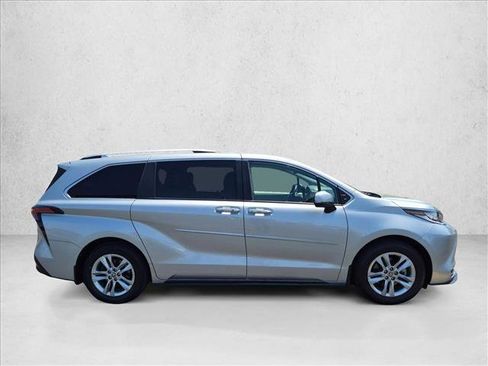 Used 2022 Toyota Sienna Limited FWD image 4