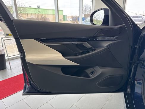 New 2026 BMW 550e xDrive image 38