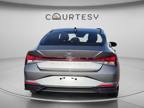 Used 2022 Hyundai Elantra SE FWD image 4