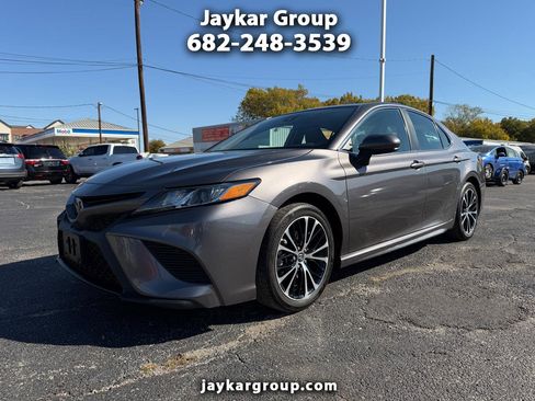 Used 2020 Toyota Camry SE image 1