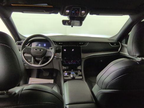 Certified 2025 Jeep Grand Cherokee Limited w/ Black Appearance Package image 17