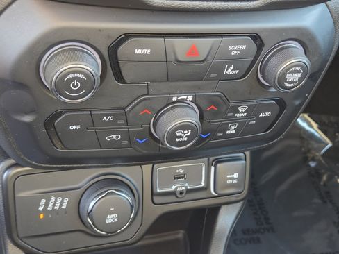 Used 2023 Jeep Renegade Latitude image 22