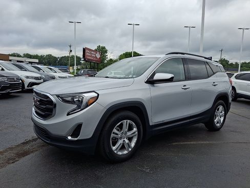 Used 2020 GMC Terrain SLE w/ Driver Convenience Package FWD image 3